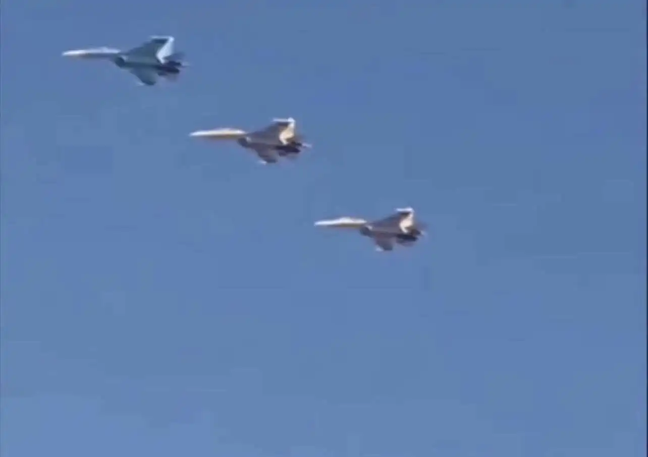الجيش السوداني يعرض طائرات مقاتلة جديدة ومسيرات تركية في استعراض جوي في الخرطوم.