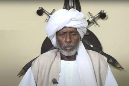 ناظر الهدندوة يعلن مقاطعة حكومة كسلا وإنشاء ولاية منفصلة احتجاجاً على بيع الأراضي وتأخير مرتبات المعلمين.