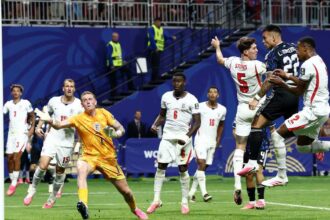الأرجنتين تبلغ نهائي كأس العالم بعد تغلبها على إنجلترا بهدفين في وقت قياسي.