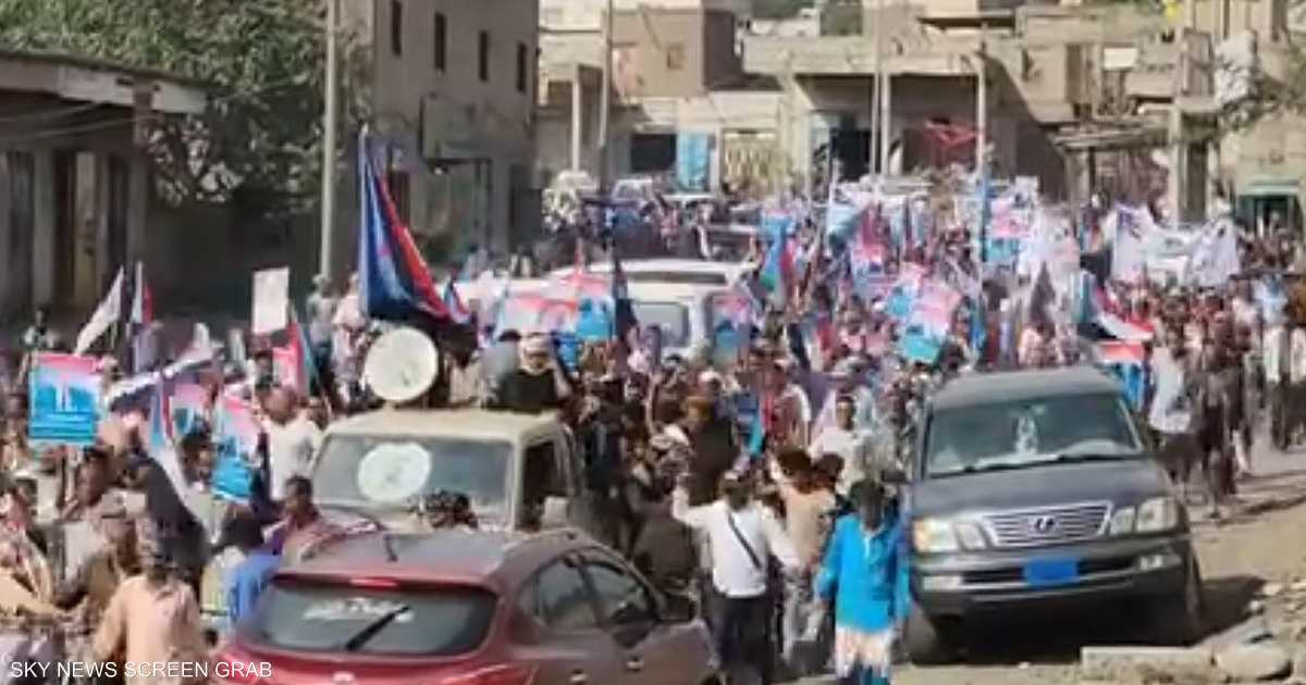 احتجاجات شعبية واسعة في الجنوب رفضاً لإطلاق سراح إرهابيين وإجراءات السلطات الحاكمة