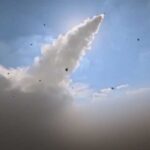 الحوثيون يطلقون 12 صاروخا ومسيّرة على المخا ويصدهما الجو