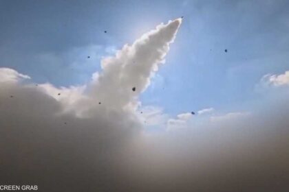 الحوثيون يطلقون 12 صاروخا ومسيّرة على المخا ويصدهما الجو
