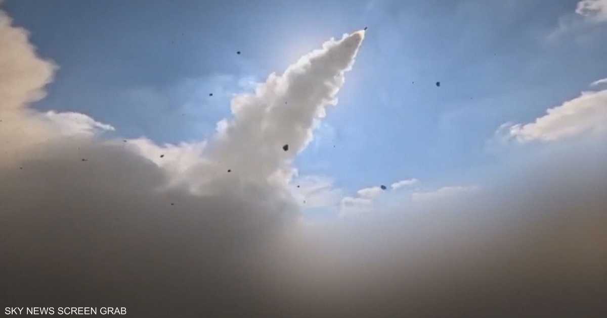 الحوثيون يطلقون 12 صاروخا ومسيّرة على المخا ويصدهما الجو