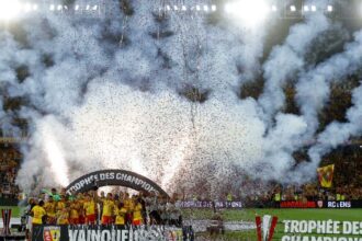 حامل لقب كأس فرنسا يهزم بطل الدوري بثنائية وسط طردين في المباراة الأخيرة.