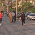 المشي المنتظم يقدم فوائد صحية متعددة للقلب والعضلات والمفاصل والمزاج والنوم.