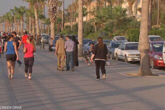 المشي المنتظم يقدم فوائد صحية متعددة للقلب والعضلات والمفاصل والمزاج والنوم.