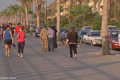 المشي المنتظم يقدم فوائد صحية متعددة للقلب والعضلات والمفاصل والمزاج والنوم.