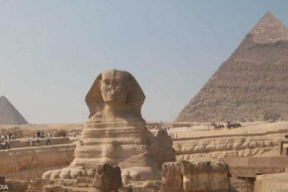 شاب وفتاة يضبطان لقيامهما بإشارات اعتبرتها التحريات مسيئة للحضارة المصرية.