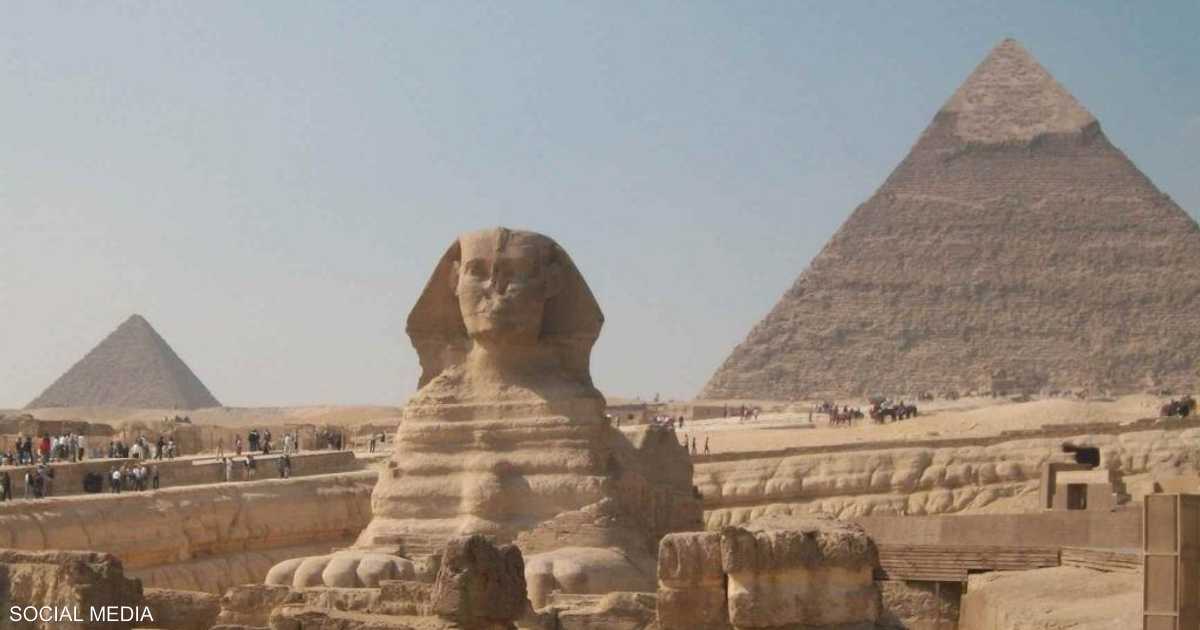 شاب وفتاة يضبطان لقيامهما بإشارات اعتبرتها التحريات مسيئة للحضارة المصرية.