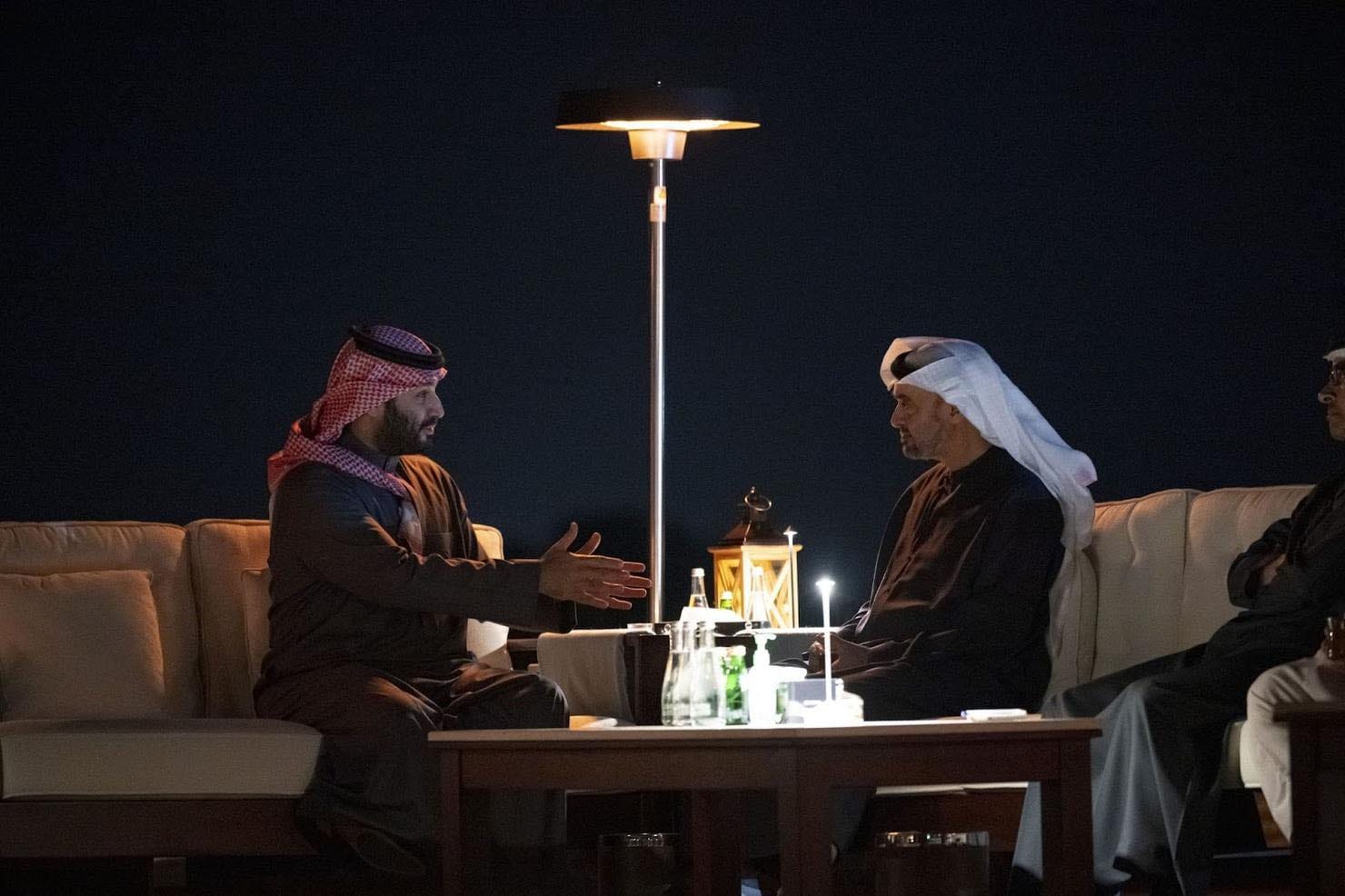 السعودية تفرض رقابة إضافية على تحويلات الأموال إلى الإمارات بسبب مخاطر عالية.