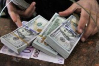 ارتفاع الدولار الأمريكي إلى مستويات قياسية جديدة مقابل الجنيه السوداني في السوق الموازي.