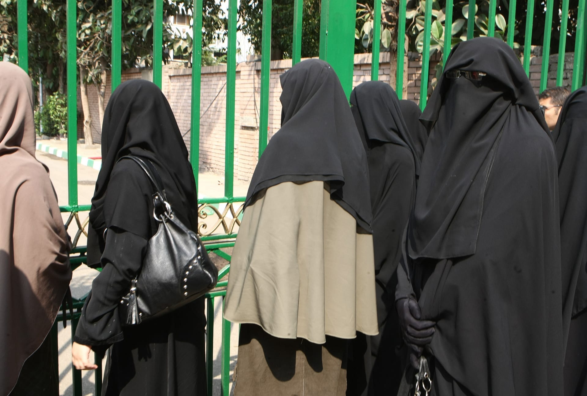 الجامعة الوطنية ترفض استقبال طالبة محجبة بحجة عدم تقبّلها المحجبات.