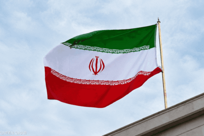 استمرار عوامل عدم الاستقرار في إيران قد يقود إلى سقوط مدوي يطال بنية الدولة الاقتصادية والدستورية.