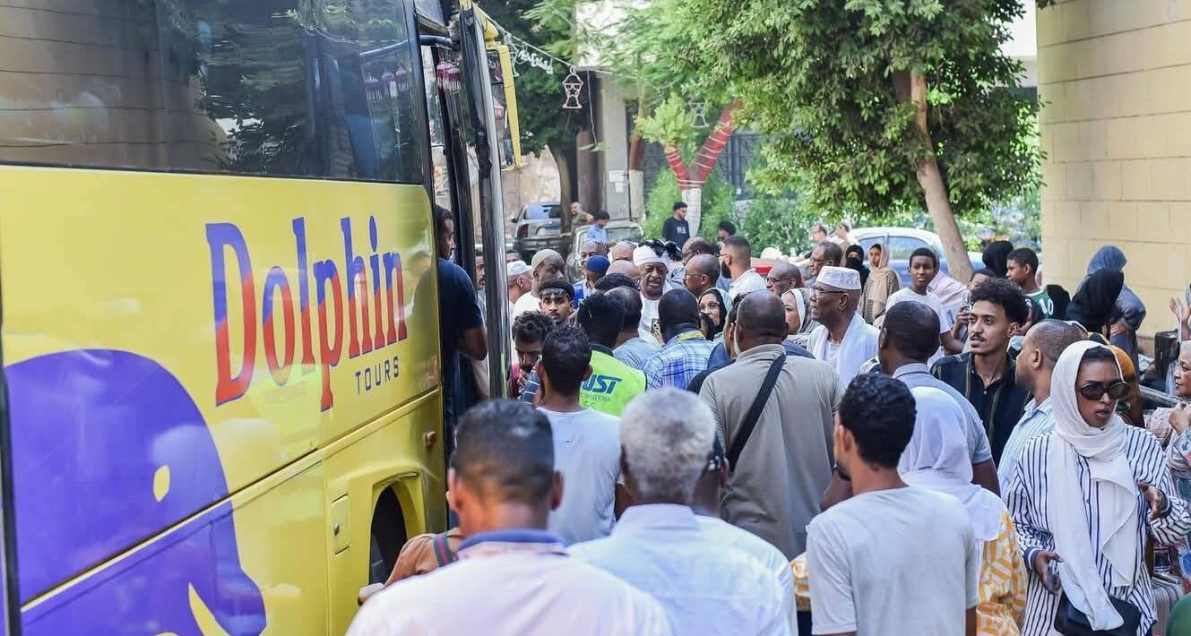 رجل من الصعيد ينقذ طبيبًا سودانيًا يغادر باصه في الطريق