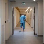 فرنسا تقر قانون المساعدة على الموت لمرضى الفتور العلاجي المعانين من ألم شديد.