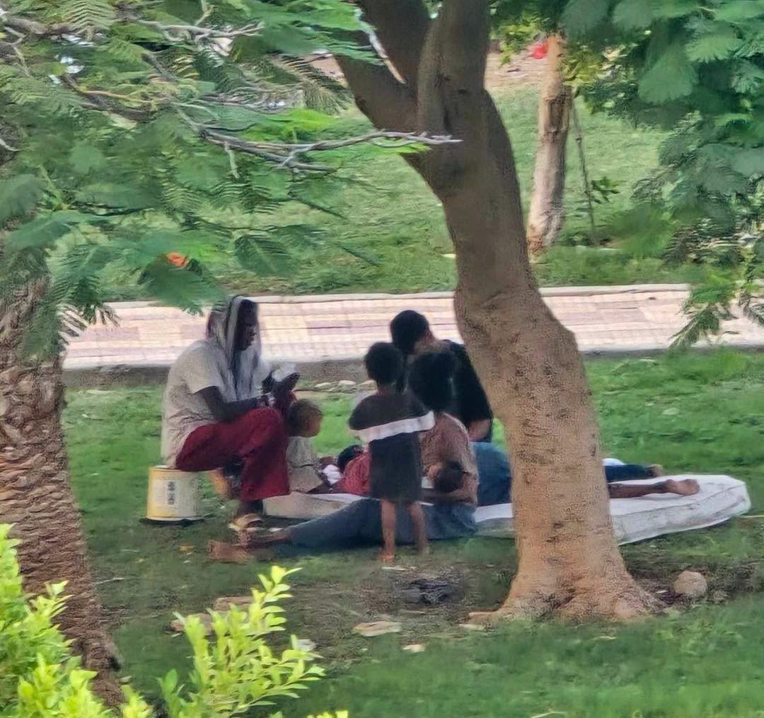 مأساة أسرة سودانية في حديقة بمدينة السادس من أكتوبر تثير الجدل.