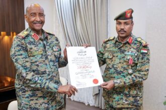 البرهان يمنح مدير مكتبه وسام الشجاعة من الطبقة الثانية