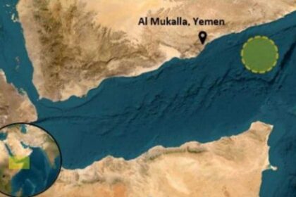 ناقلة إريترية تُعلن استغاثتها بعد اقتحامها من قبل مسلحين شرق المكلا اليمنية