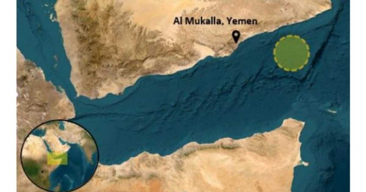 ناقلة إريترية تُعلن استغاثتها بعد اقتحامها من قبل مسلحين شرق المكلا اليمنية