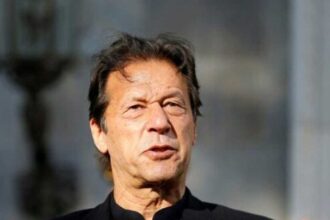 إيمران خان ينقل من سجن أديالا إلى مستشفى الشفاء تنفيذا لأمر المحكمة العليا