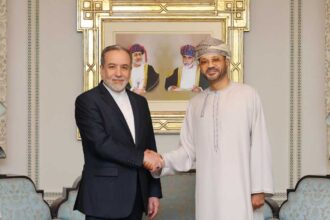 الوزيران العماني والإيراني يبحثان استئناف الحوار وتطويرات الملاحة في مضيق هرمز