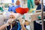 فريق طبي مصري ينقذ طفلة سودانية بواسطة تدخل قسطري متقدم بعد تعذر الجراحة التقليدية.