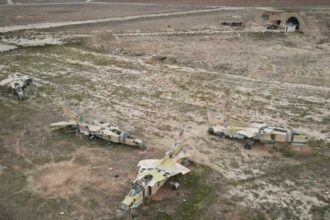 هجوم إسرائيلي على مطار عسكري في سوريا وصراع داخل إسرائيل بشأن التصريحات والاستراتيجية.