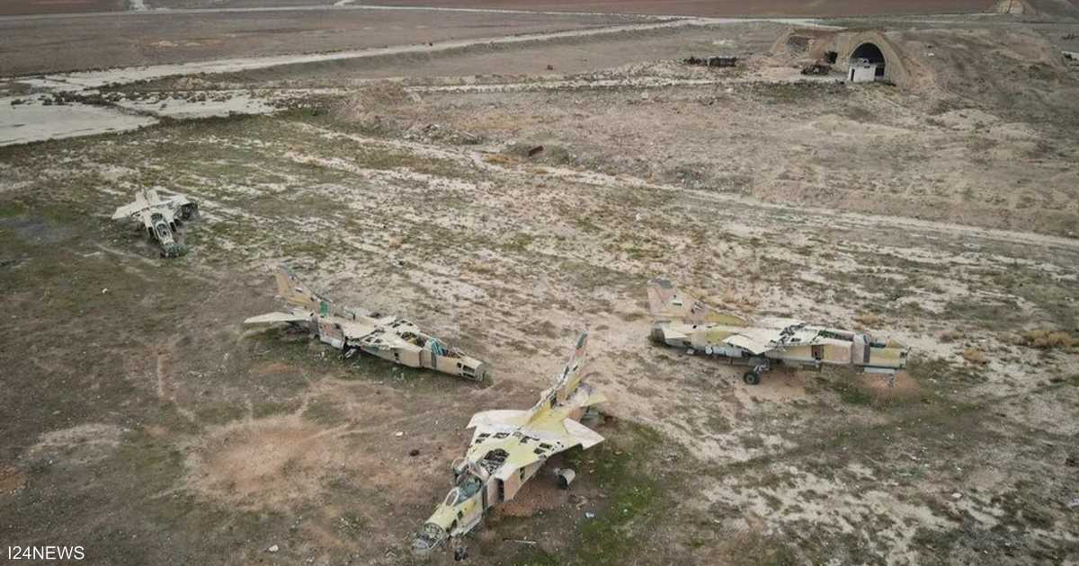 هجوم إسرائيلي على مطار عسكري في سوريا وصراع داخل إسرائيل بشأن التصريحات والاستراتيجية.