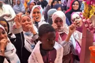 الطالب محمد زكريا يفوز بالمركز الأول رغم معاناته الفظيعة ويبكي بحزن وفرح.