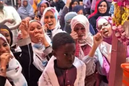 الطالب محمد زكريا يفوز بالمركز الأول رغم معاناته الفظيعة ويبكي بحزن وفرح.