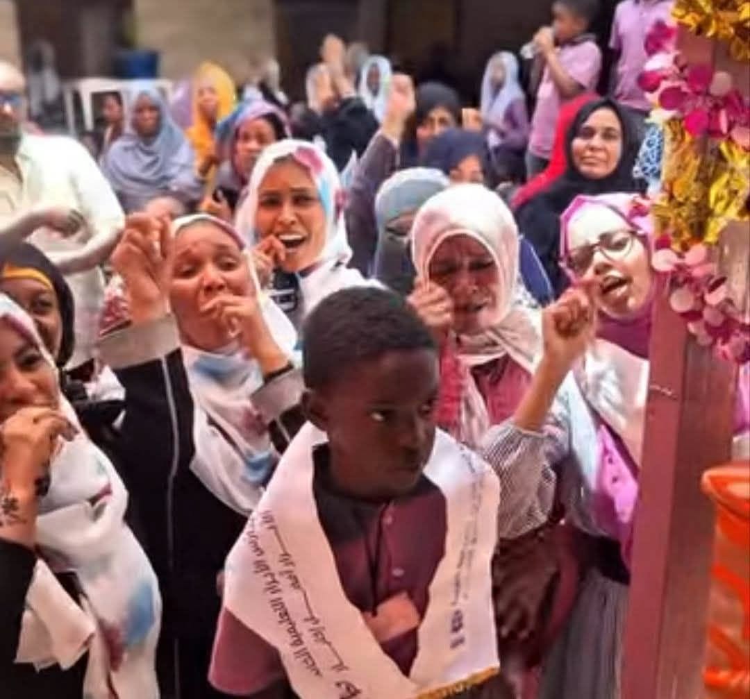 الطالب محمد زكريا يفوز بالمركز الأول رغم معاناته الفظيعة ويبكي بحزن وفرح.
