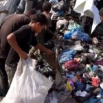 عمر يبحث في مكب النفايات عن وقود لطهي طعامه في ظل الظروف الصعبة