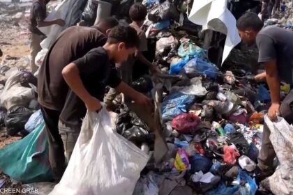 عمر يبحث في مكب النفايات عن وقود لطهي طعامه في ظل الظروف الصعبة