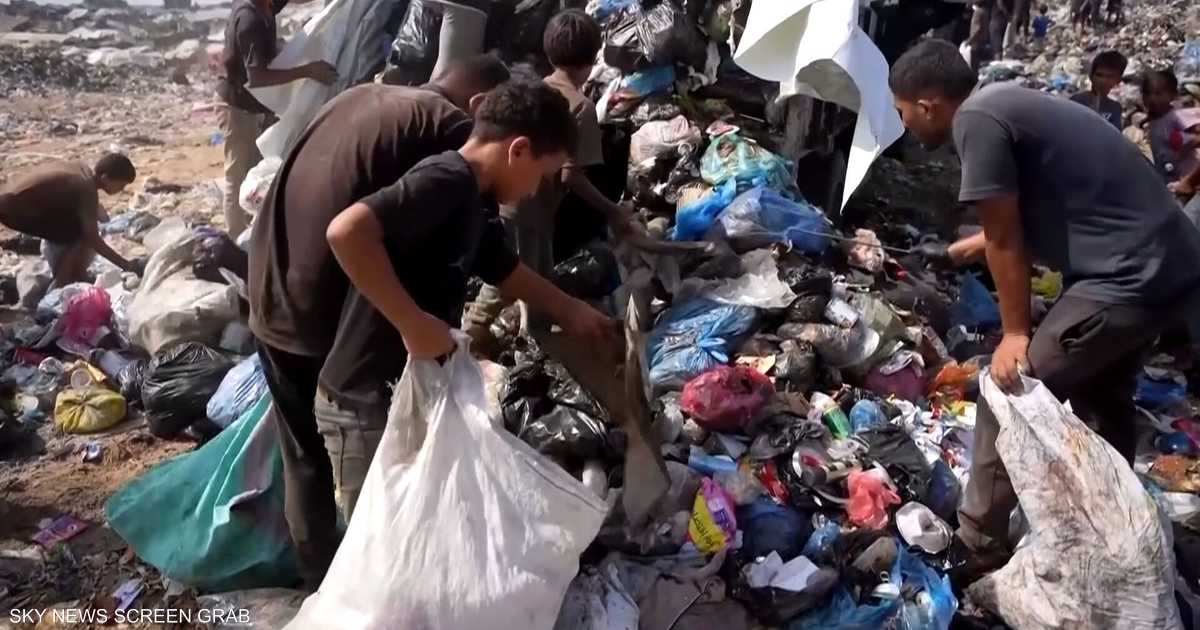 عمر يبحث في مكب النفايات عن وقود لطهي طعامه في ظل الظروف الصعبة