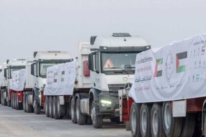 قوافل مساعدات تنطلق إلى قطاع غزة لتلبية الاحتياجات الأساسية وتعزيز الاستجابة الإنسانية.