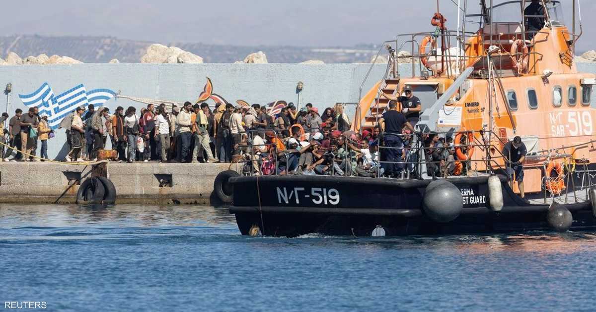 وزارة الهجرة توزع طالبي اللجوء على جزيرتي ليسبوس وساموس رغم تحذيرات السلطات المحلية من اكتظاظ المراكز.