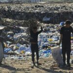 غزة: الشباب يبحثون عن بقايا الأخشاب والكرتون خشية إطلاق النار والاستهداف