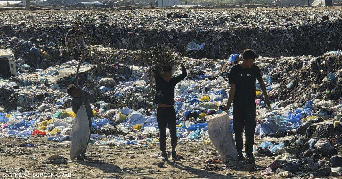 غزة: الشباب يبحثون عن بقايا الأخشاب والكرتون خشية إطلاق النار والاستهداف