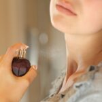 العطور على الرقبة: هل يزيد رشها التعرض لمواد كيميائية قد تؤثر على التوازن الهرموني؟