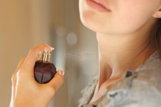 العطور على الرقبة: هل يزيد رشها التعرض لمواد كيميائية قد تؤثر على التوازن الهرموني؟