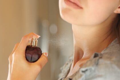 العطور على الرقبة: هل يزيد رشها التعرض لمواد كيميائية قد تؤثر على التوازن الهرموني؟