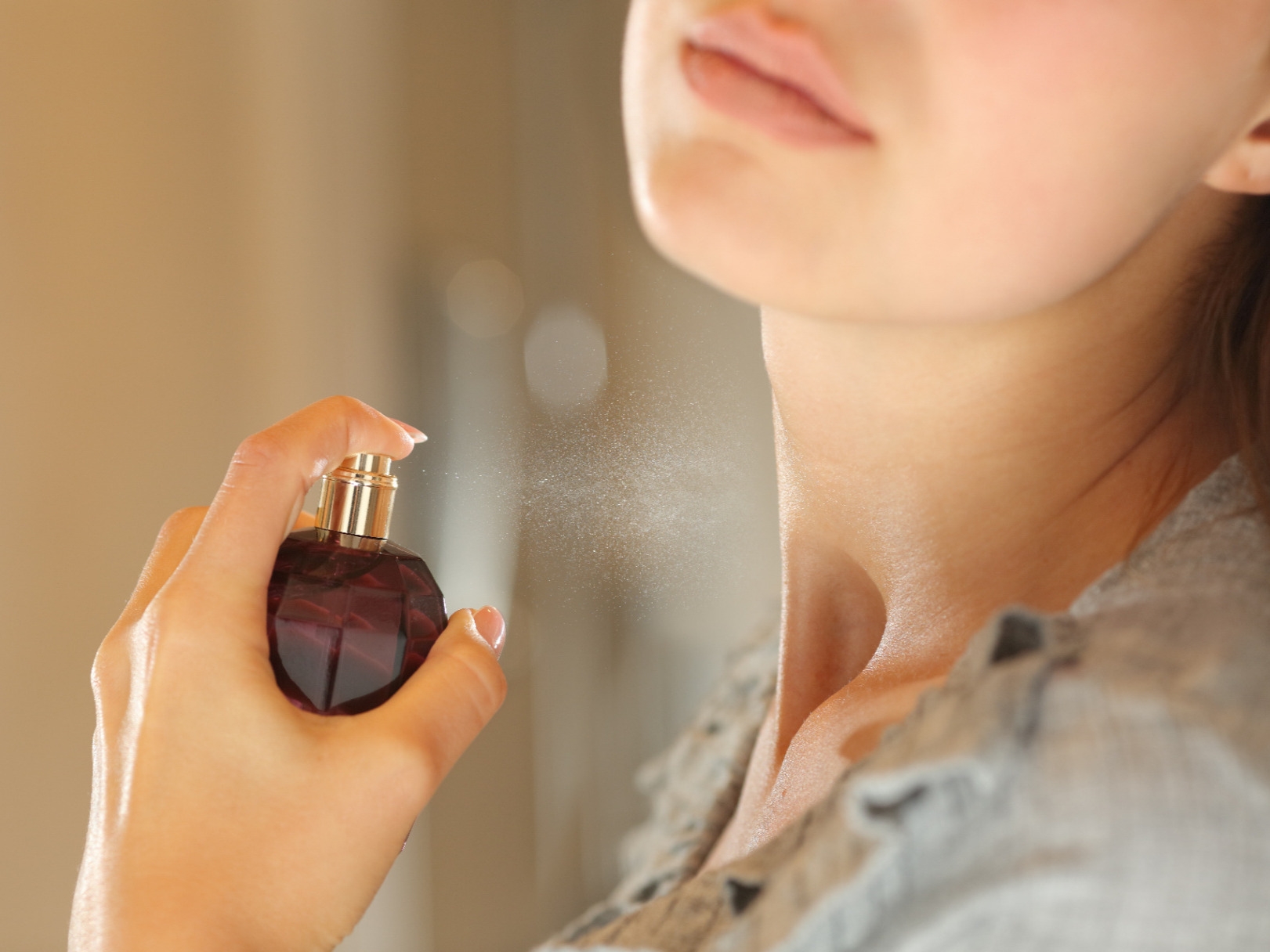 العطور على الرقبة: هل يزيد رشها التعرض لمواد كيميائية قد تؤثر على التوازن الهرموني؟