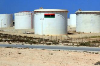 ليبيا توقع اتفاقية جديدة مع شيفرون لتطوير موارد النفط والغاز الوطنية
