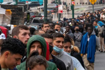 الولايات المتحدة تبدأ إلغاء تأشيرات زوار قدموا طلبات لجوء