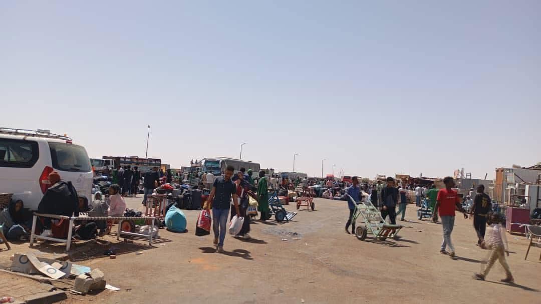 سمر مبارك: معاناة مؤلمة تحمل جثمان شقيقها بمعبر أرقين ورفض الضابط السوداني للمكتب بسبب نومه