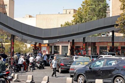 إيران تواجه عجزاً يومياً في الوقود يبلغ 15 مليوناً لتراً.