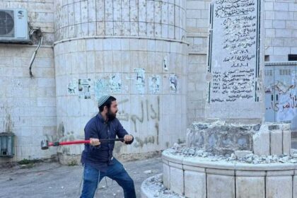 مستوطنون وجيش الاحتلال يهدمون نصباً تذكارياً للشهداء في الضفة الغربية