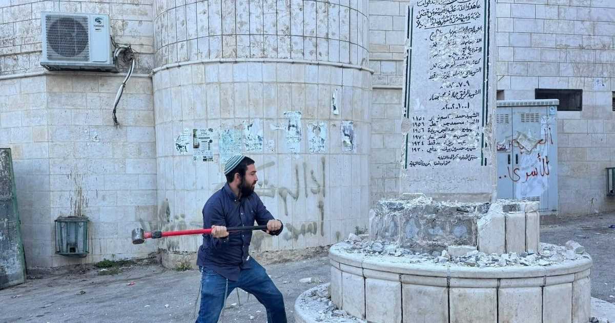 مستوطنون وجيش الاحتلال يهدمون نصباً تذكارياً للشهداء في الضفة الغربية