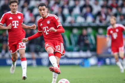 موسيالا يغادر قائمة المنتخب ويستعد لعودة تدريبات بايرن بعد إصابته بالصرع