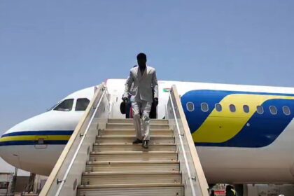 مني أركو مناوي يعود إلى السودان بعد جولة خارجية للبحث عن حلول الأزمة الدارفورية.